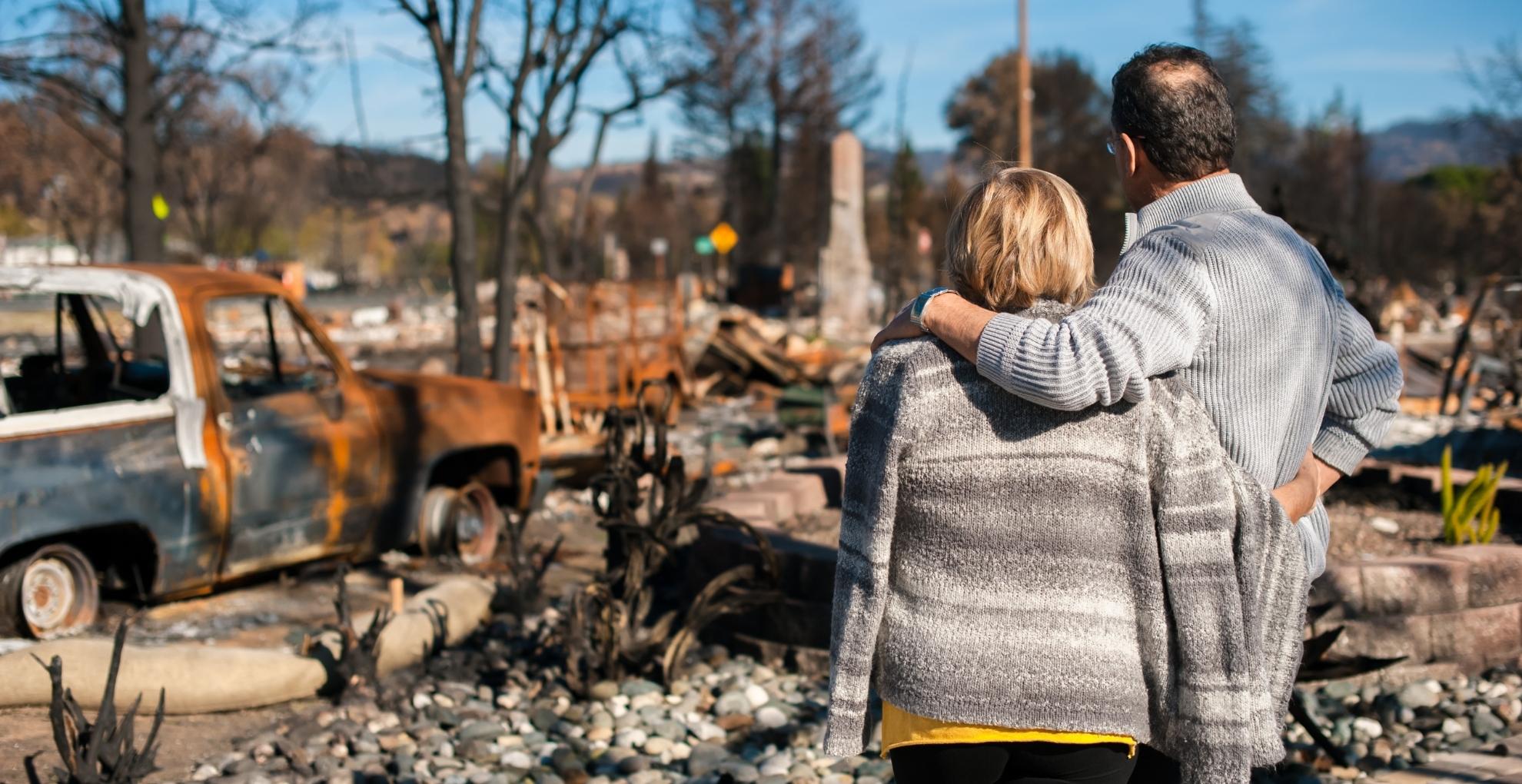 Man en vrouw bij ravage