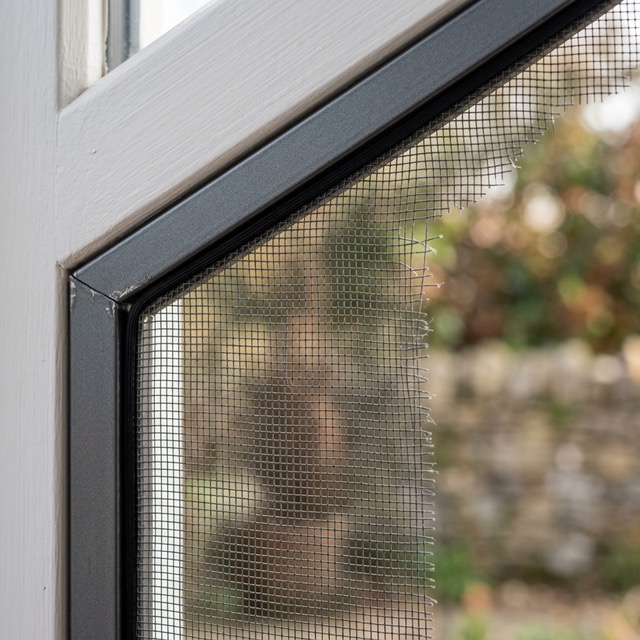 Détail de toile moustiquaire fibre de verre dans cadre aluminium