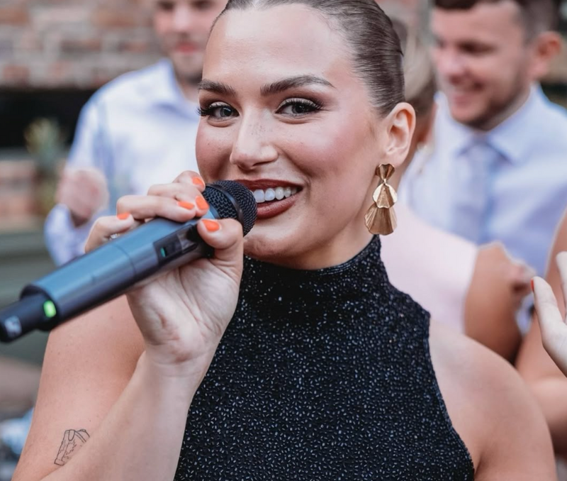 Yazz is a professional vocalist based in Cheshire specialising in luxury weddings and private events. Whether you’re looking for classic love ballads, upbeat party songs, or a touch of country charm, her versatile repertoire has something for everyone.