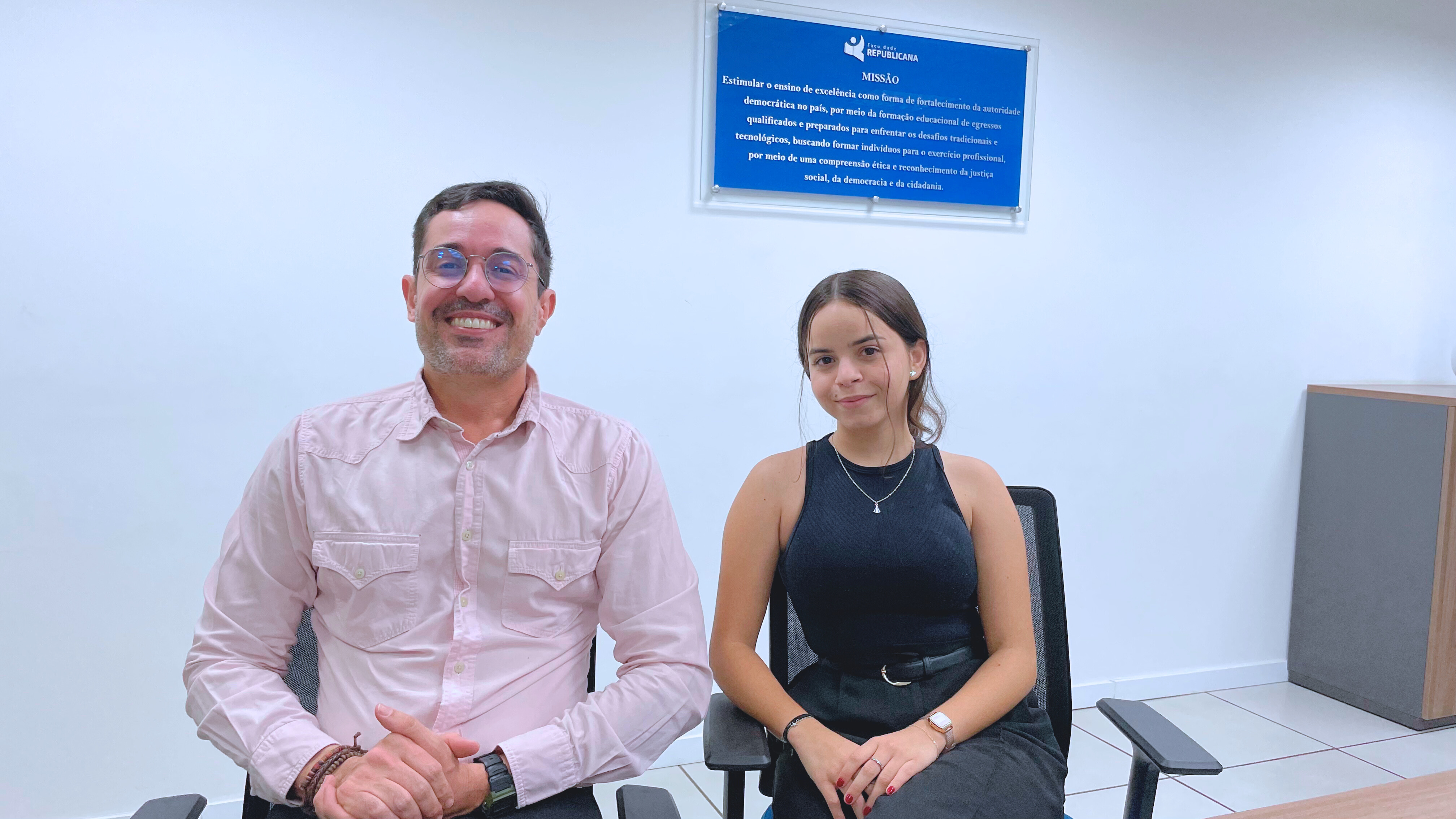 Luís Felipe Perdigão e a aluna Maria Vitória