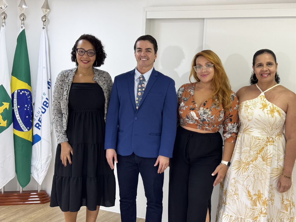 Professor Ranulfo Prado e alunas que integram o Centro de Estudos Constitucionais