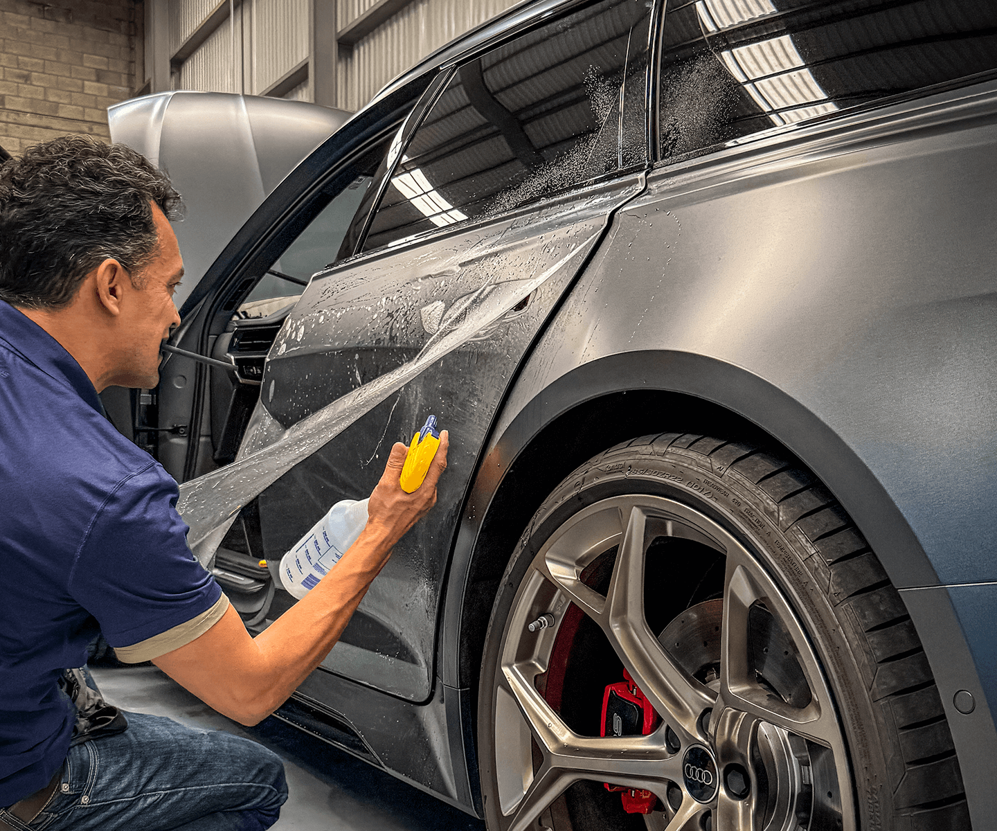 Instalación de PPF en salpicadera trasera de Audi RS6 con pintura mate