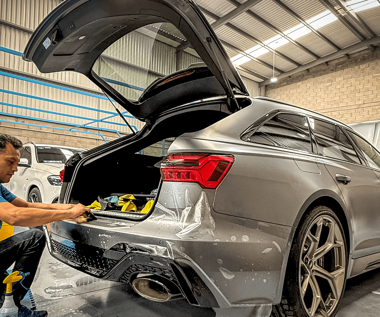 Instalación de PPF en cajuela de Audi RS6 con pintura mate