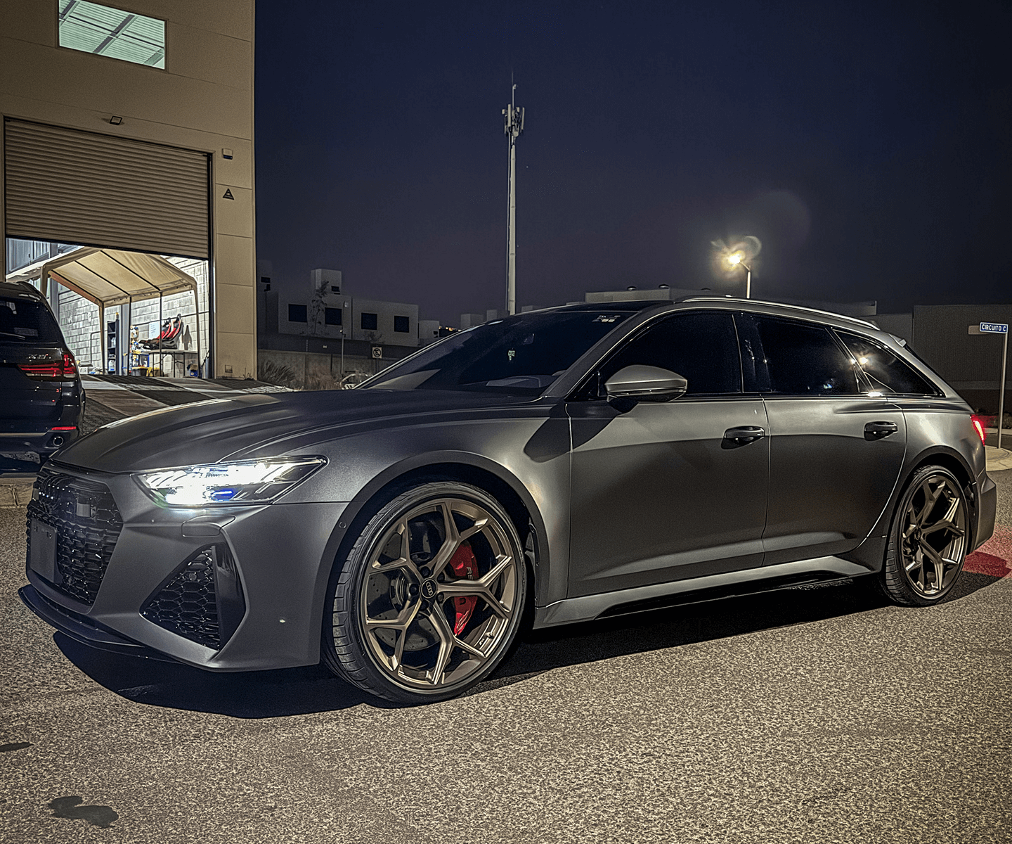 Aplicación de PPF en puerta delantera de Audi RS6 con pintura mate
