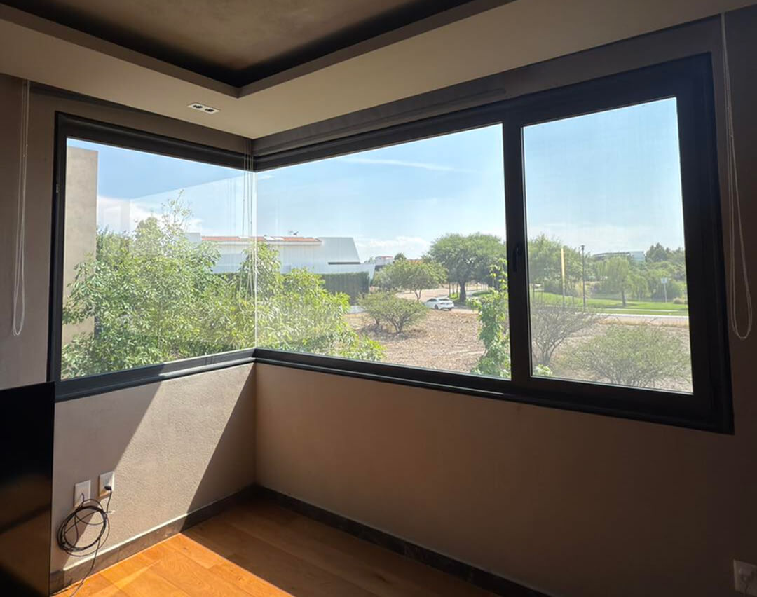 Ventanas interiores con polarizado residencial 3M en casa de Querétaro, mostrando control solar sin perder luminosidad.