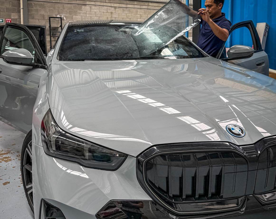 Instalación profesional de película de seguridad 3M Scotchshield en parabrisas de BMW en Querétaro, protección contra impacto y fragmentos