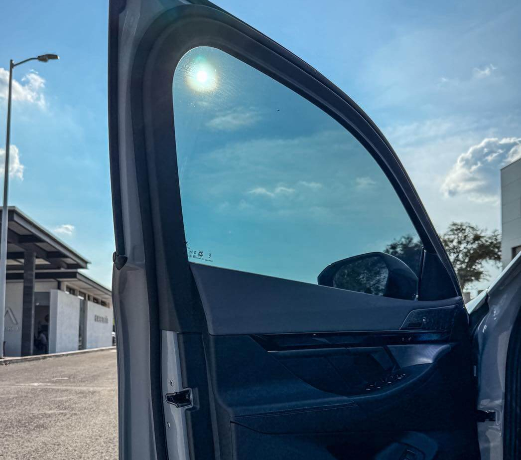 Vidrio lateral de BMW con polarizado 3M Crystalline en Querétaro, demostrando claridad óptica y control solar