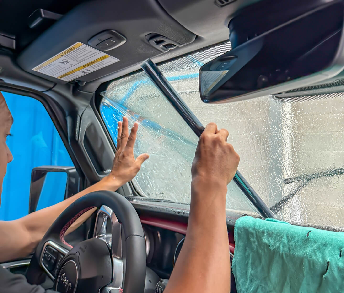 Técnico instalando película automotriz con tonos de polarizado 3M en parabrisas de vehículo en Querétaro con técnica profesional y control térmico.