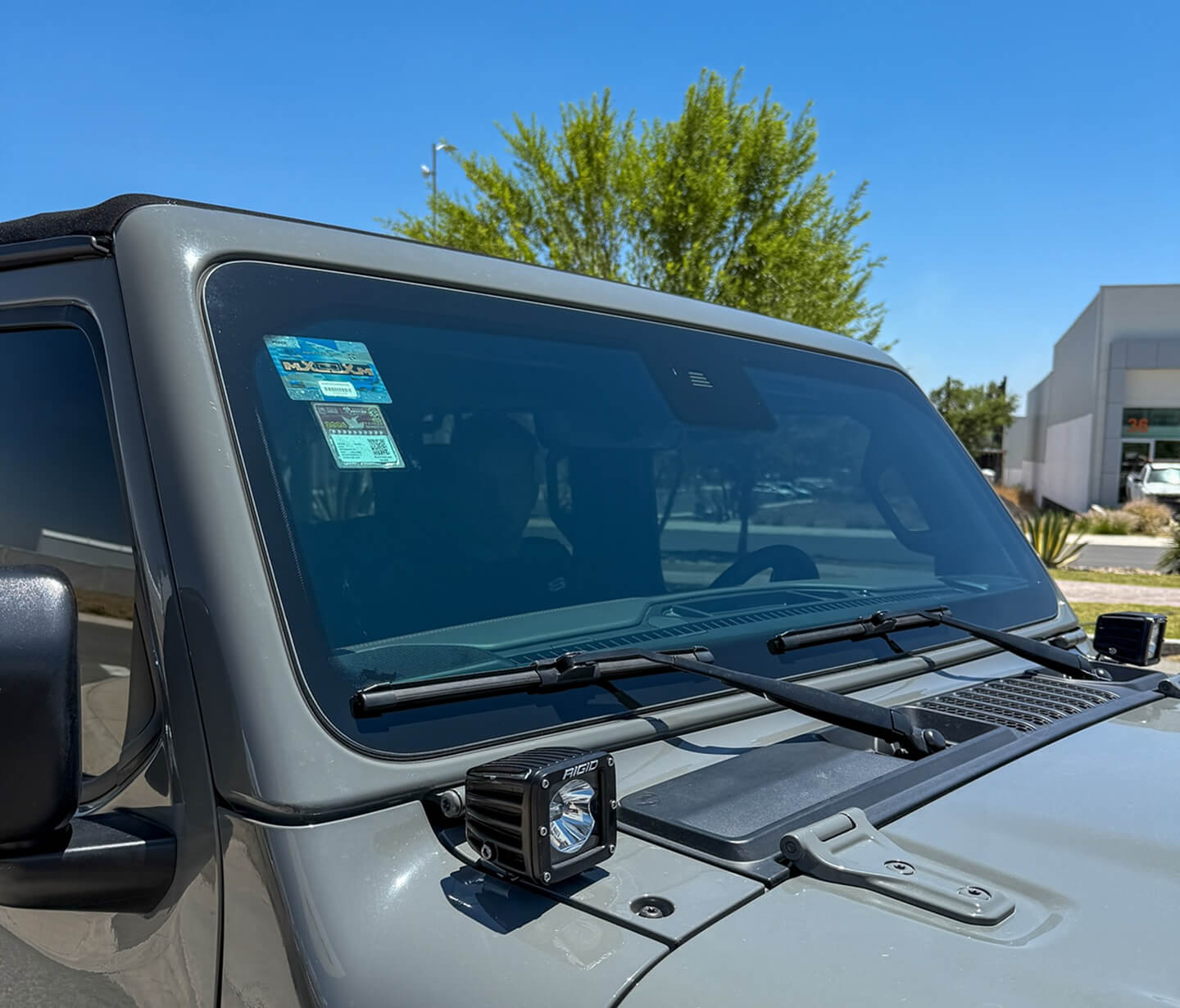 Parabrisas de vehículo en Querétaro con tono de polarizado legal intermedio que ofrece visibilidad segura y protección solar eficiente.