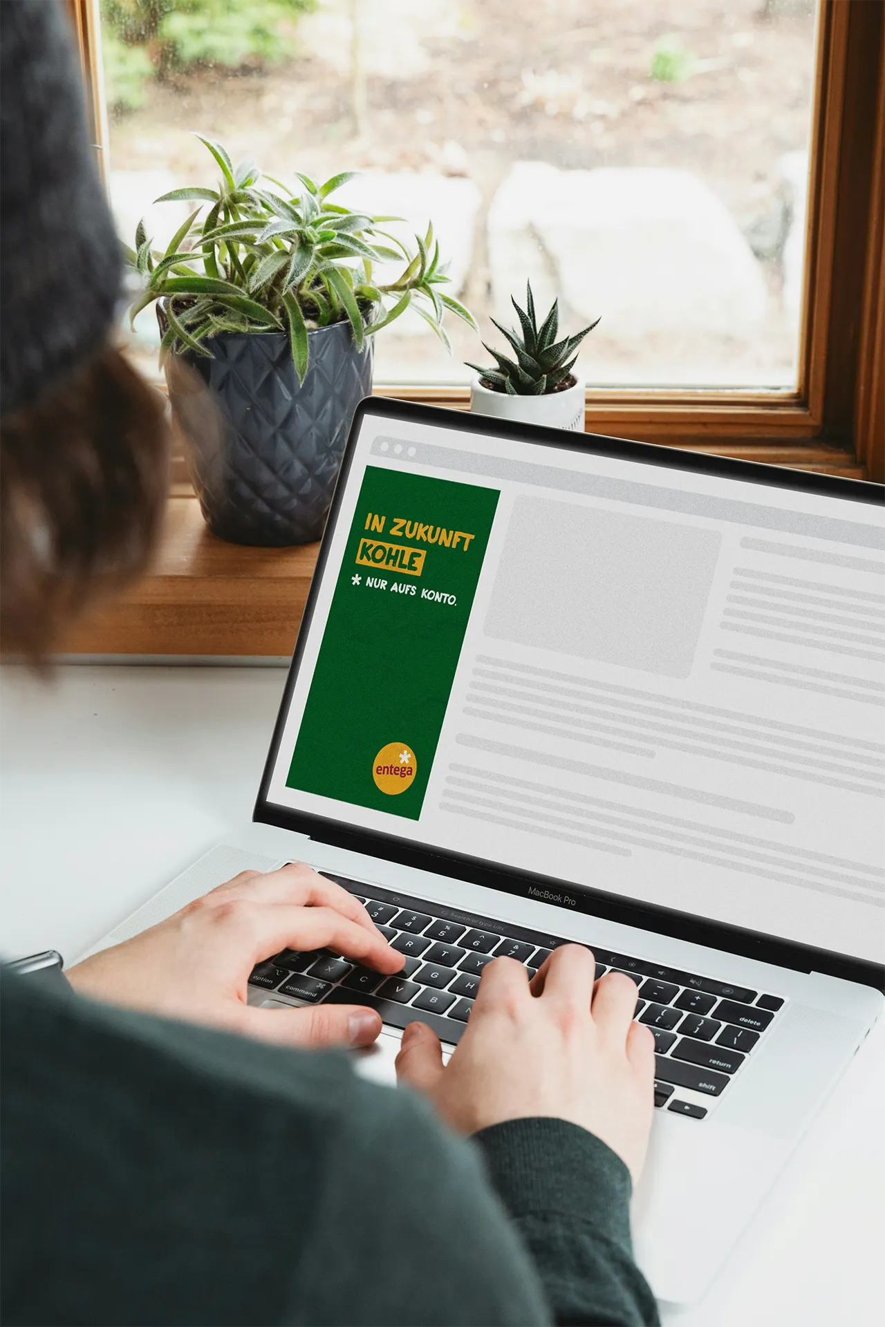 Laptop Display Ad Entega