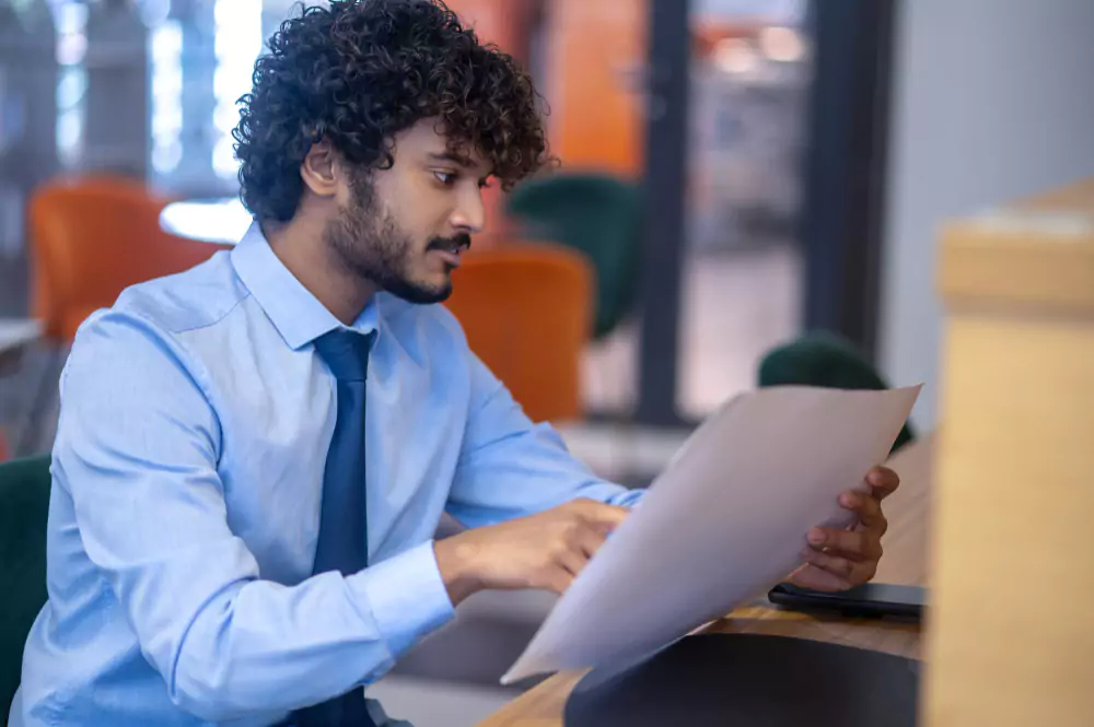 Un hombre leyó su CV para un trabajo en la vida nocturna.