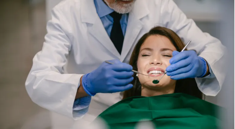  A girl undergoing an examination for dental bridges.