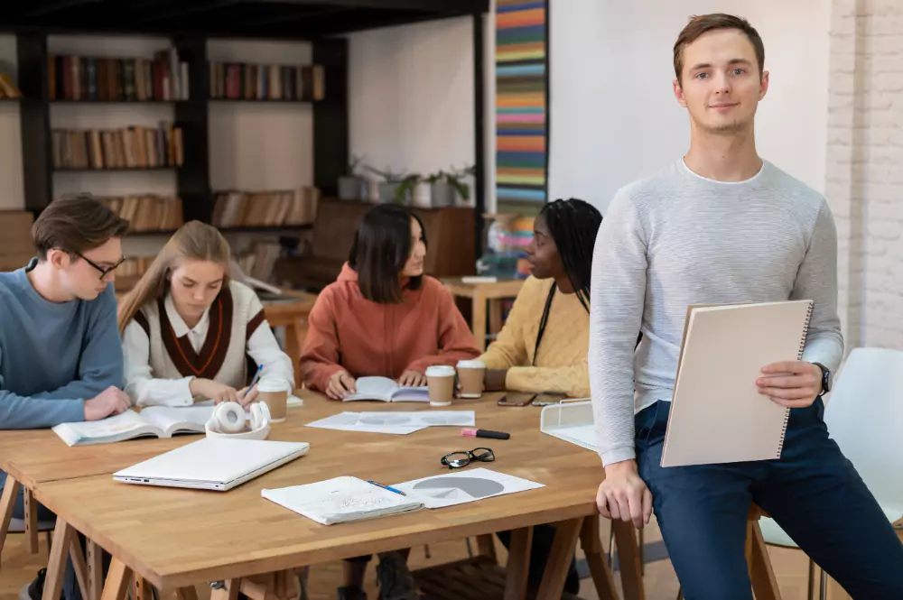 Étudiant posant lors d'une séance d'étude en groupe avec des collègues