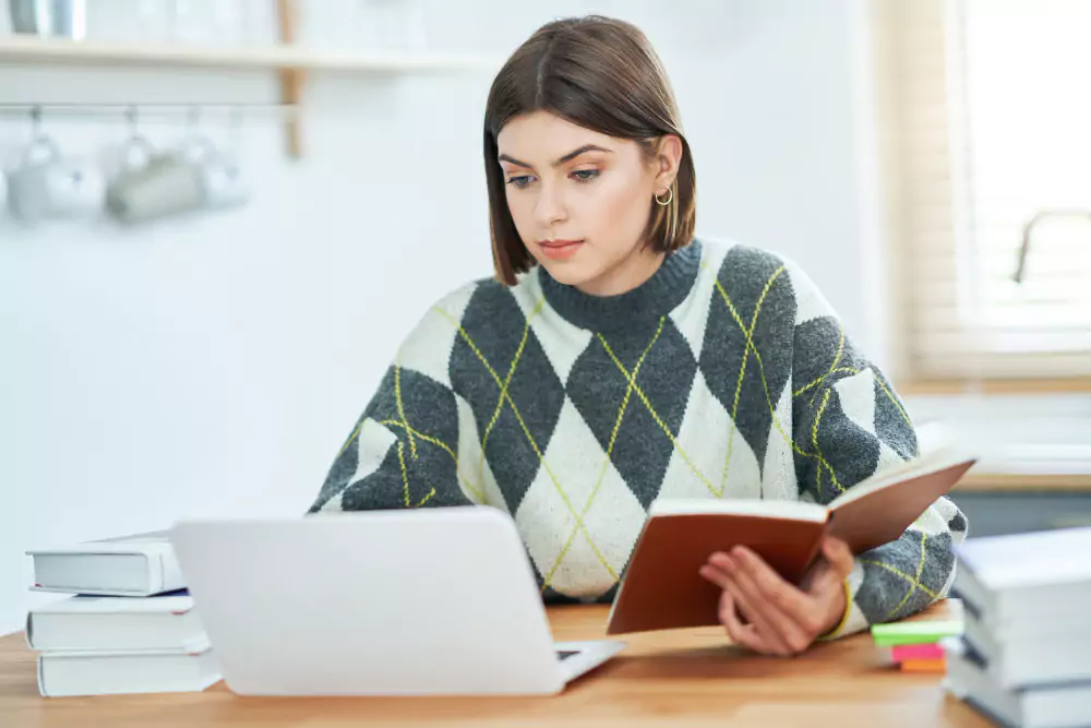 Jeune femme naviguant sur un ordinateur portable à la maison