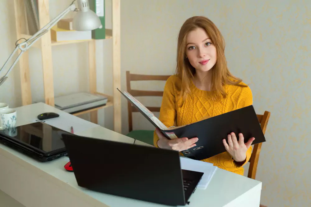 Belle jeune femme au travail avec un ordinateur portable