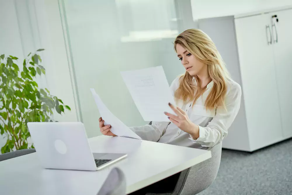 Jeune femme d'affaires tenant des documents