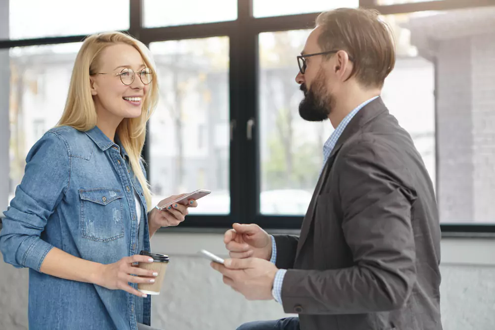 Partenaires commerciaux discutant au bureau