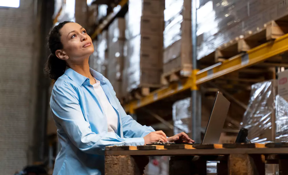 Femme travaillant dans un entrepôt