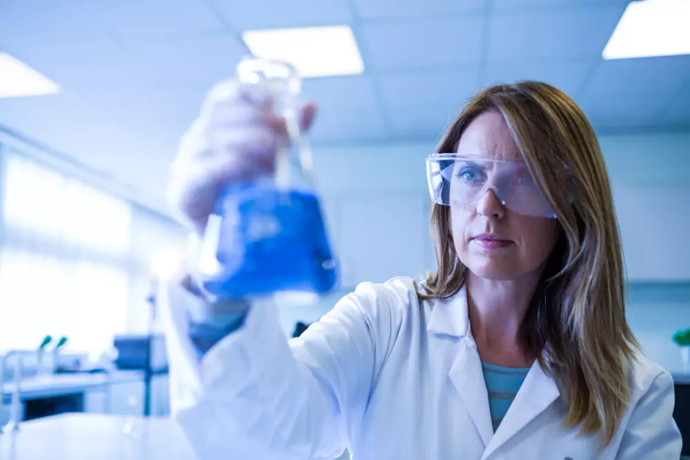 Scientifique tenant un bécher de produit chimique