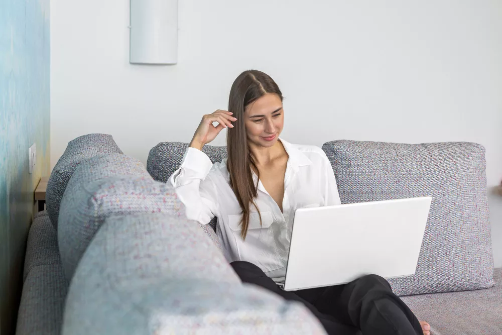 Une femme utilise un outil IA sur son ordinateur portable