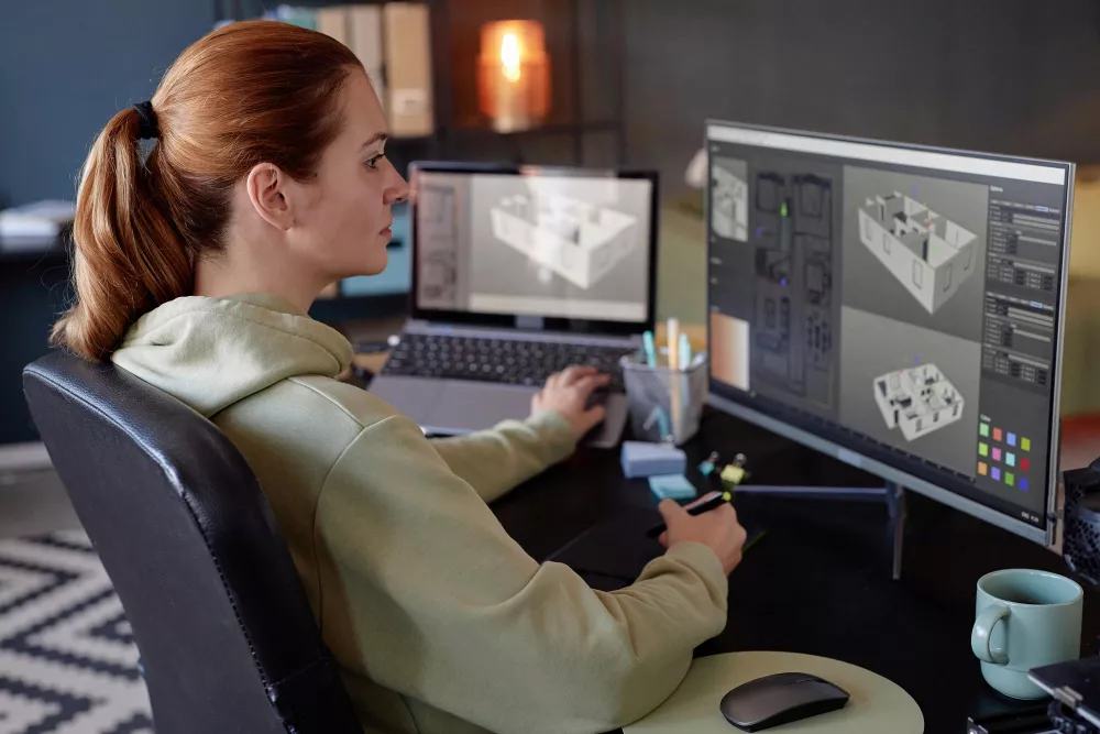 Personne travaillant sur des projets de conception 3D dans un bureau