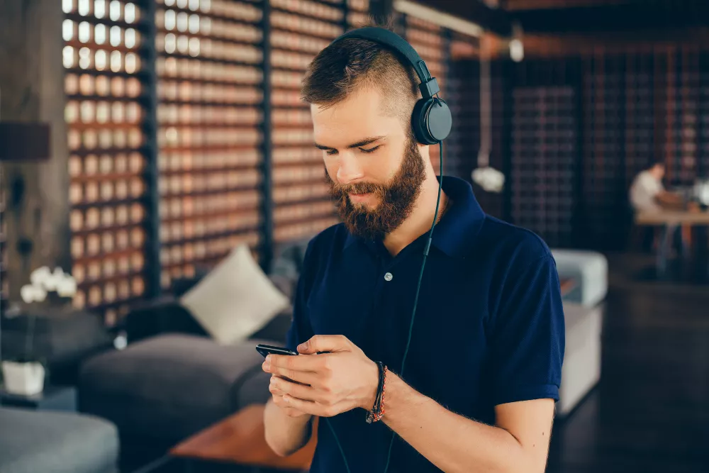Jeune homme portant un casque audio