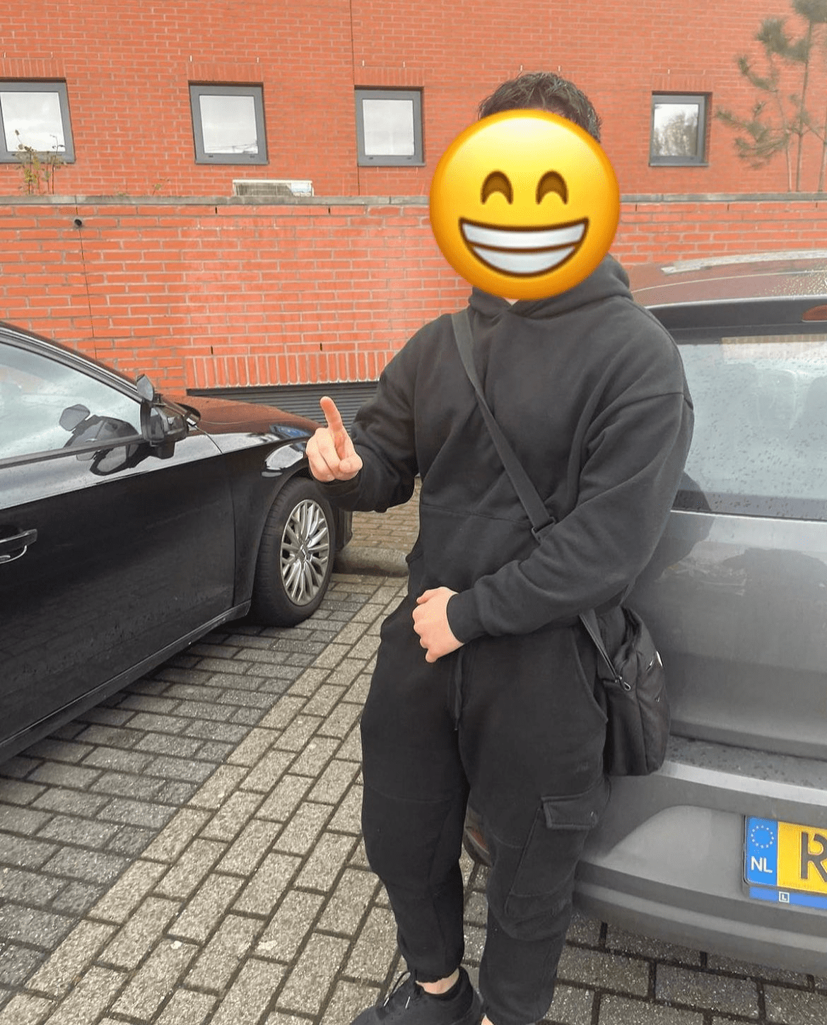 Foto van een geslaagde leerling waarin een instagram link is verwerkt. / Photo of a successful student in which an Instagram link has been incorporated.