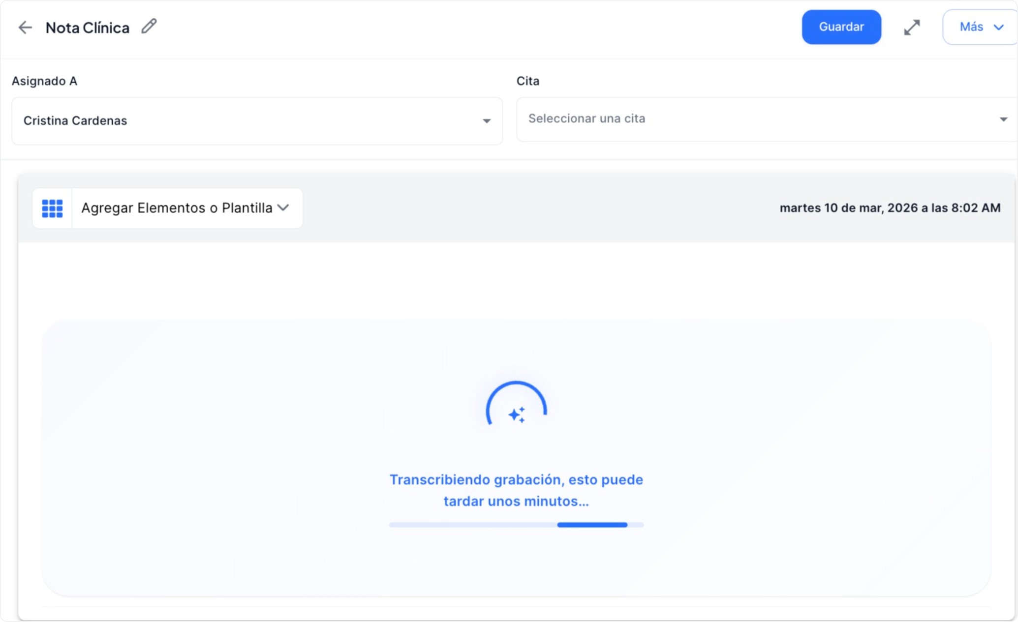 Indicador de progreso de la IA — cuatro pasos que muestran el estado del procesamiento: audio, identificación de hablantes, extracción de datos clínicos y guardado
