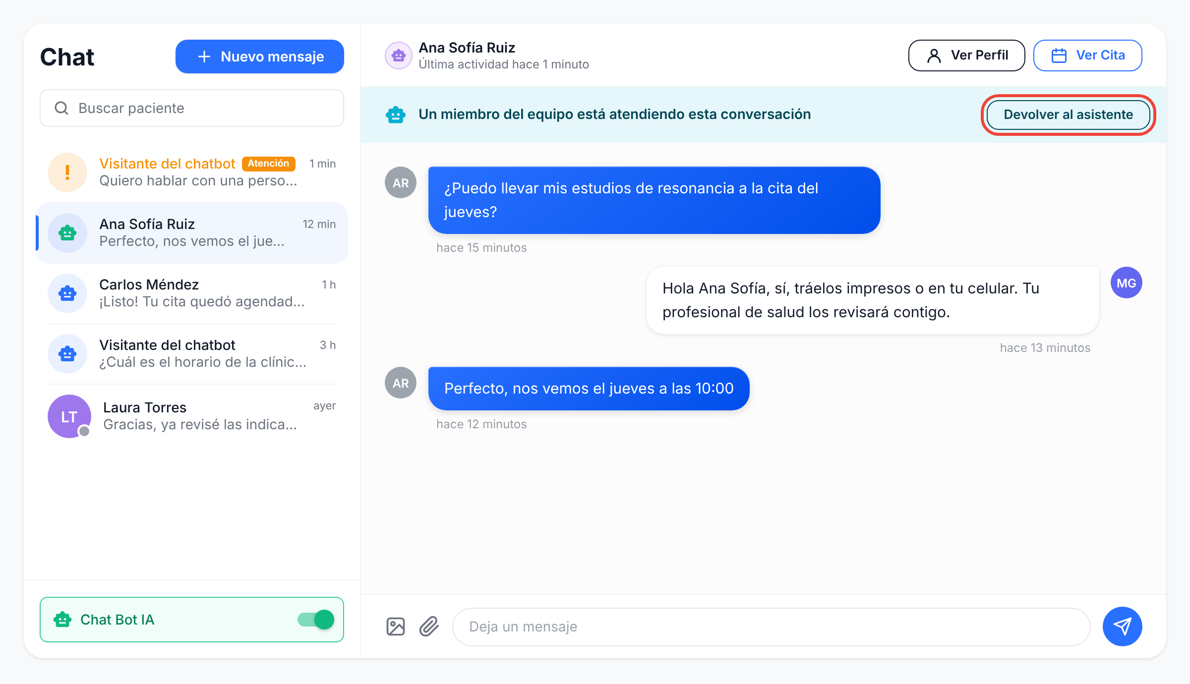 Conversación atendida por un miembro del equipo, con los botones Ver Perfil, Ver Cita y Devolver al asistente
