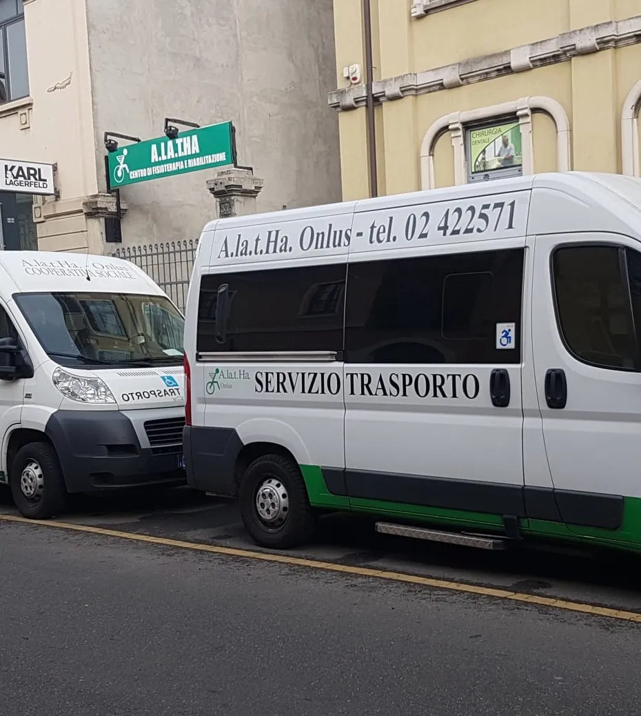 Minibus del servizio trasporto Alatha Onlus per pazienti con disabilità e anziani