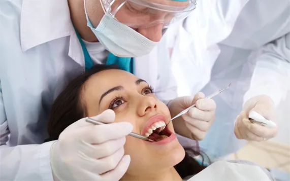 Dentista che esegue operazione su paziente