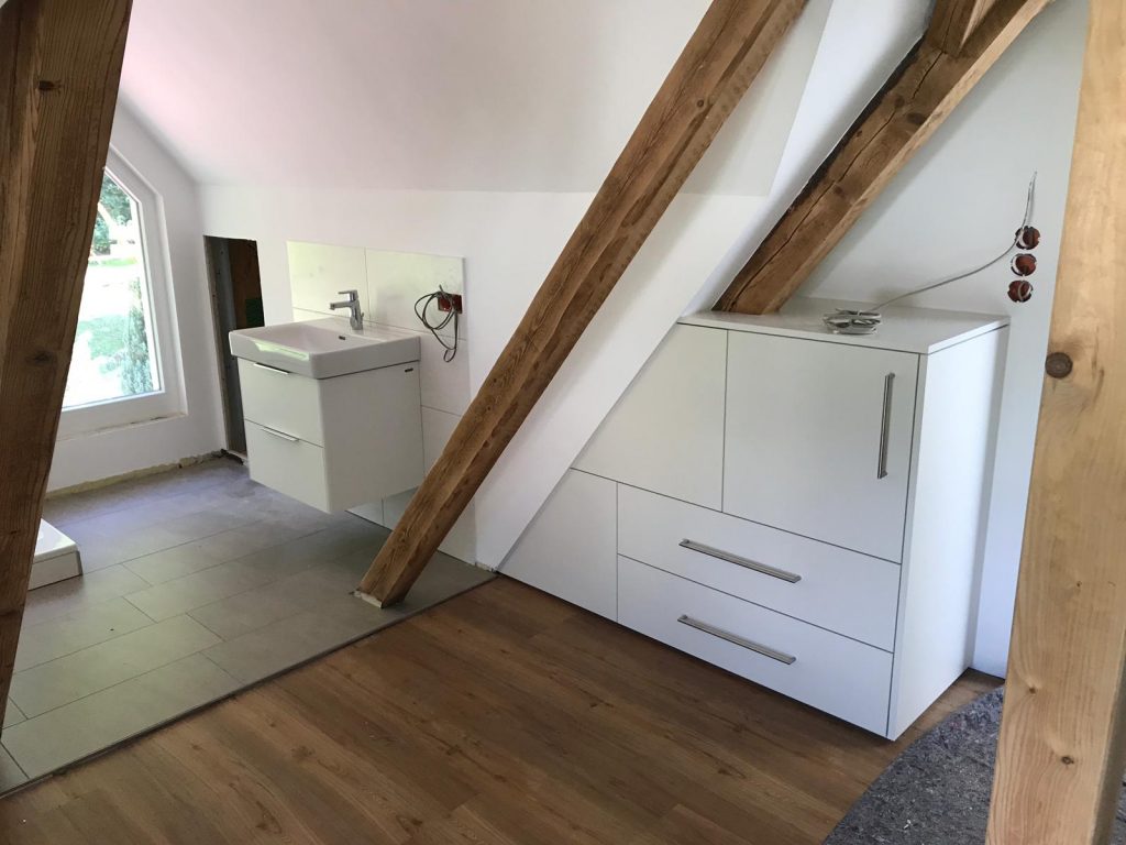 Großformat Feinsteinzeug Fliesen verlegen im Badezimmer