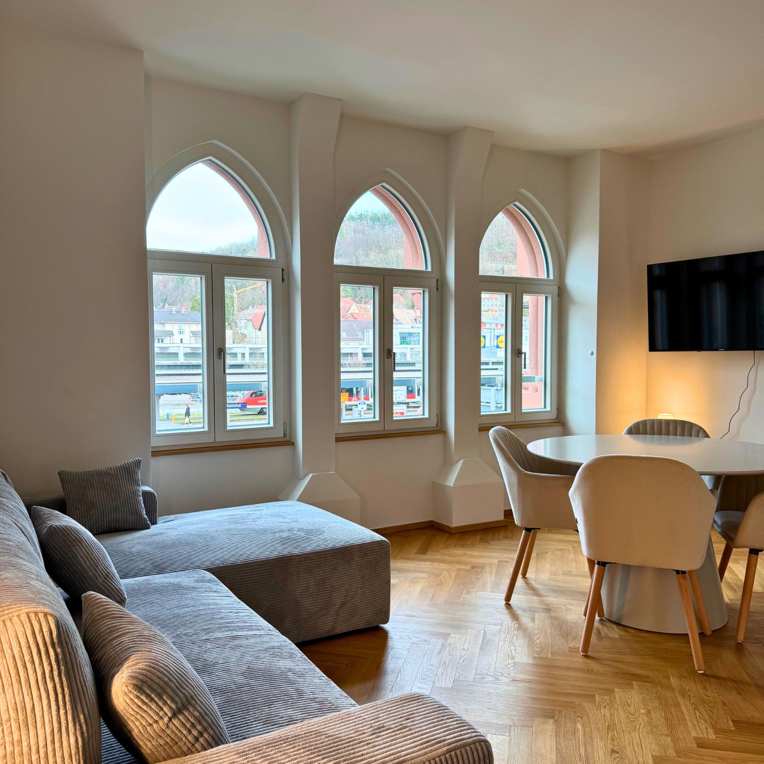 Großformat Feinsteinzeug Fliesen verlegen im Badezimmer