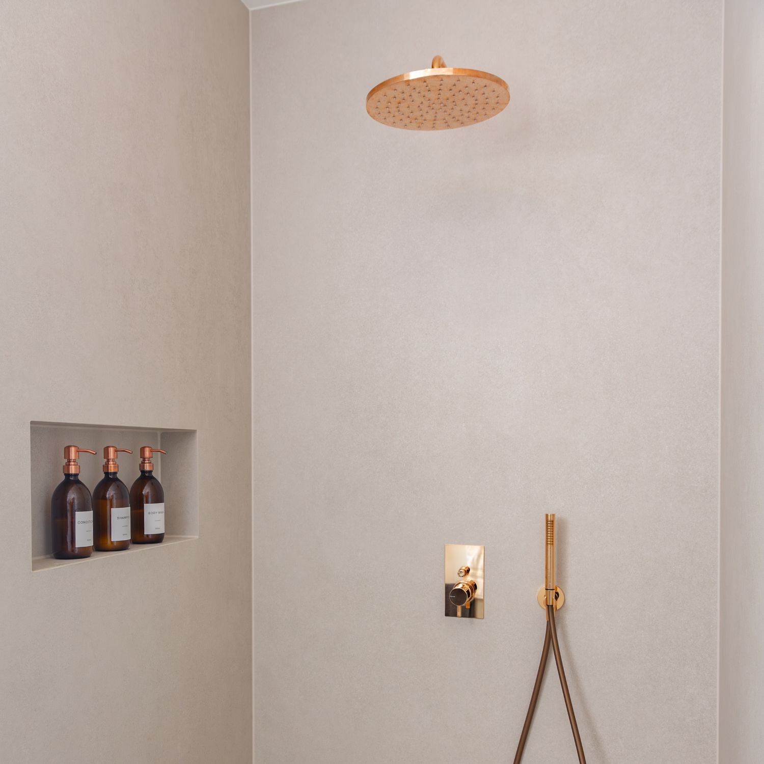 Großformat Feinsteinzeug Fliesen verlegen im Badezimmer