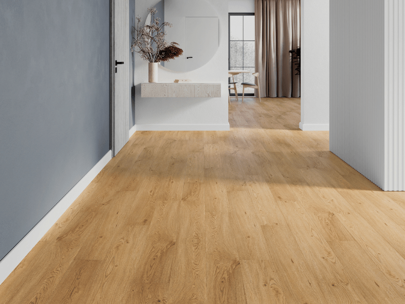 Blaue, strukturierte rechteckige Wandfliesen mit eingebauten schwarzen Wasserhahnarmaturen und einem eingebauten Regal mit drei schwarzen und grauen Dekoflaschen.