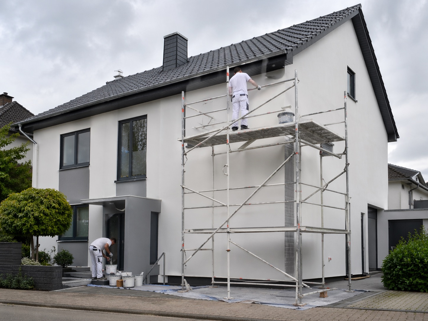 Fassaden Anstrich EInfamilienhaus Waldshut Tiengen mit Maler und Gerüst