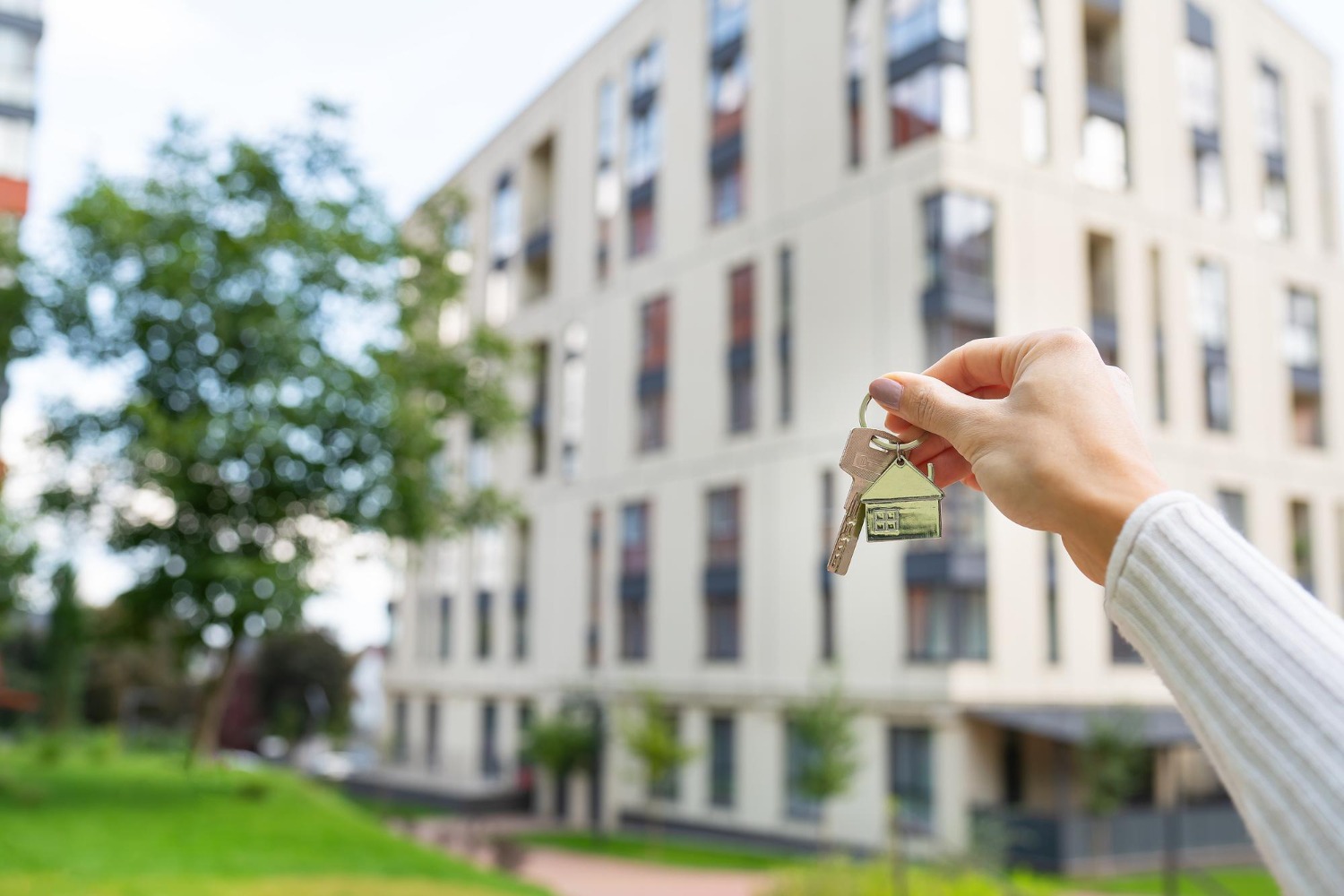 činžovní dům a klíče k prodávanému bytu
