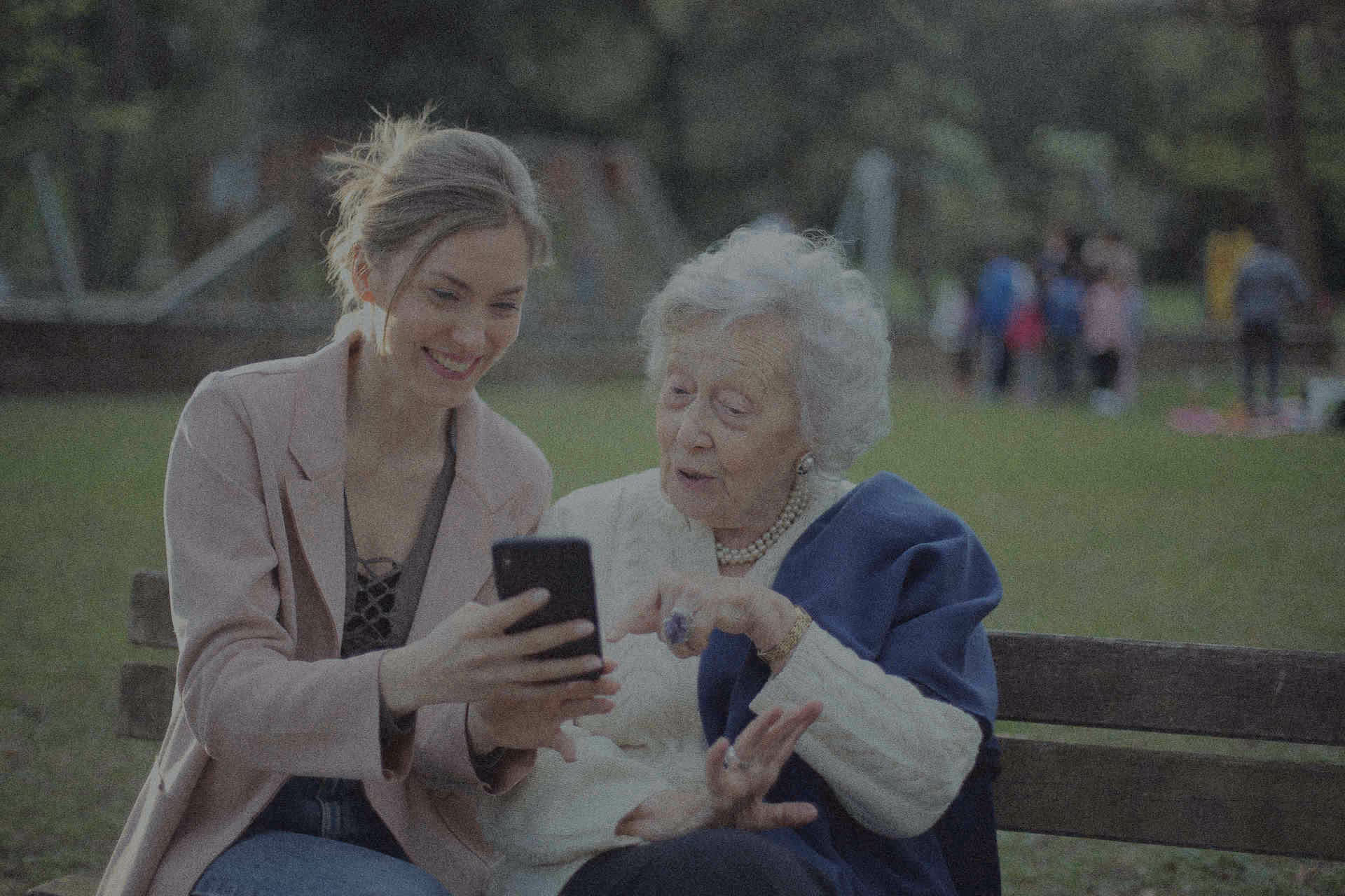 Une aidante échange avec une personne âgée