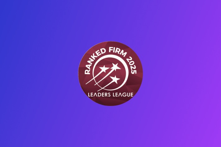 Logotipo da Leaders League, com fundo degradê em roxo e azul.