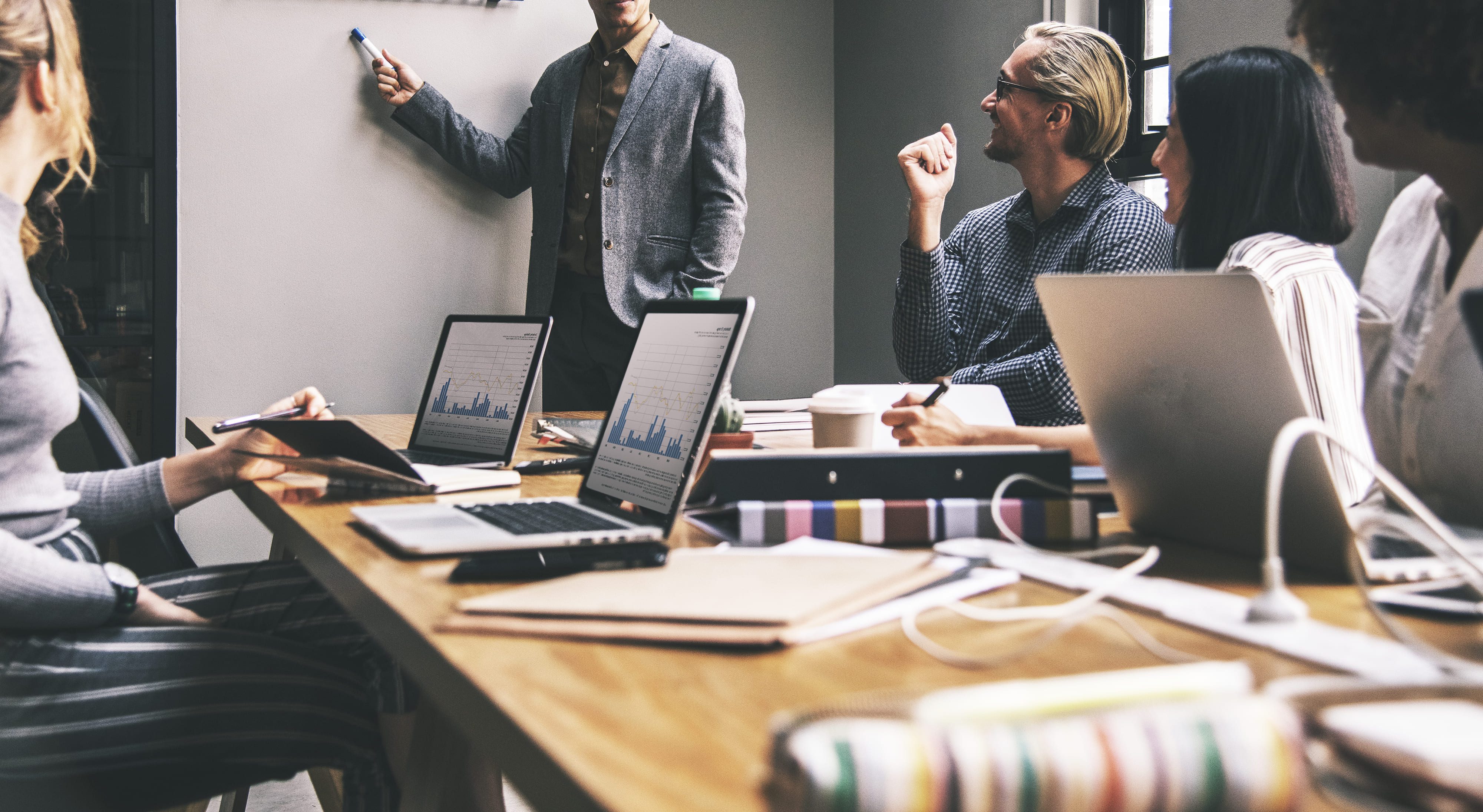grupo de pessoas diversas em reunião de negócios.