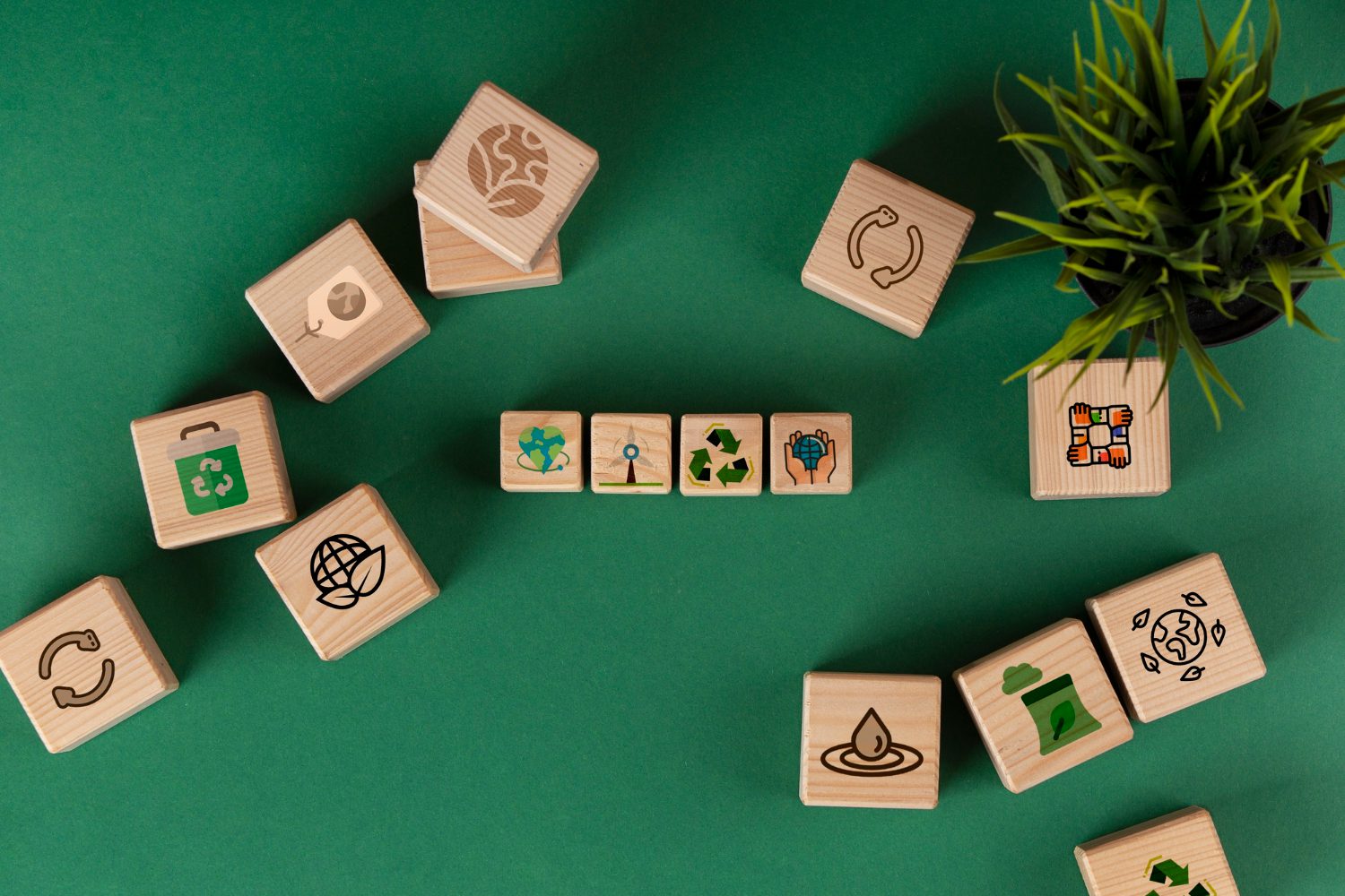 dados com simbolos ESG sob um fundo verde