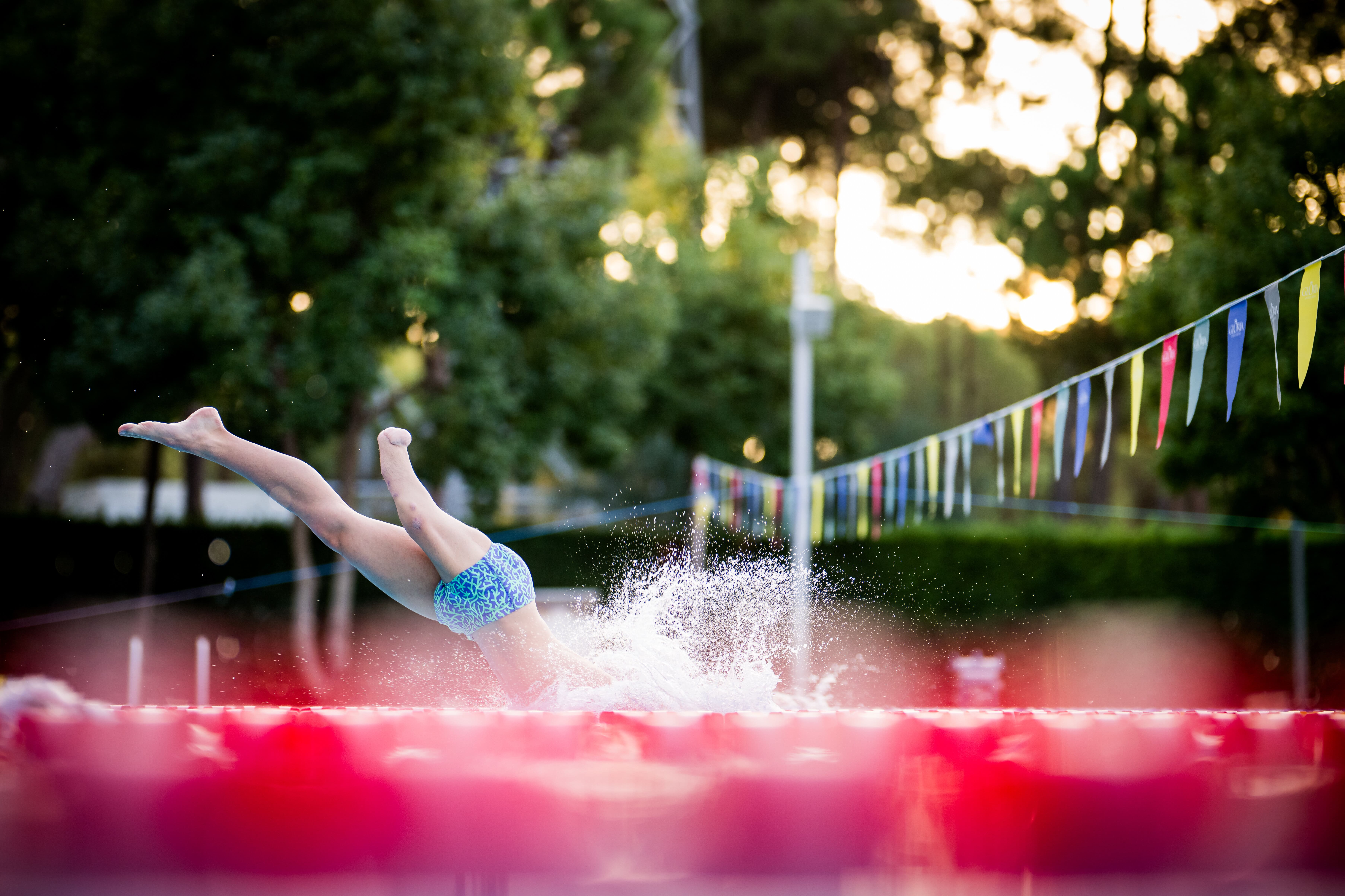 Sam de Visser diving in the pool