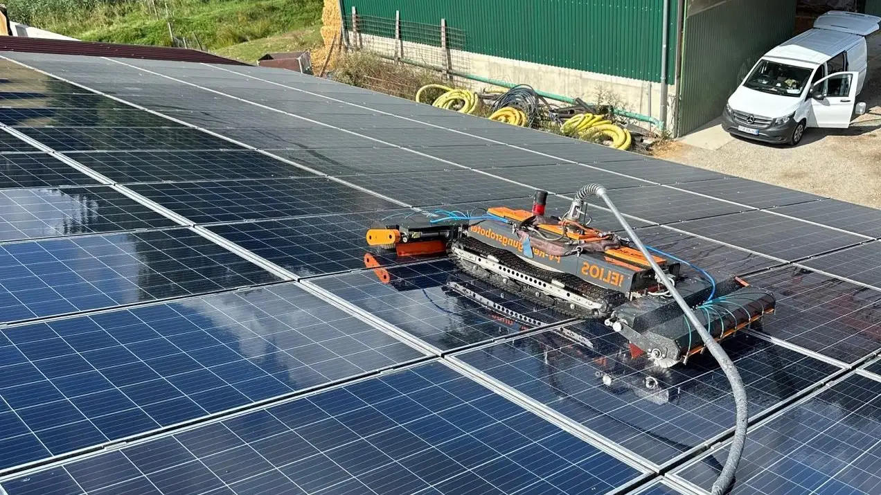 Solarreinigungsroboter reinigt Photovoltaikanlage in Süddeutschland