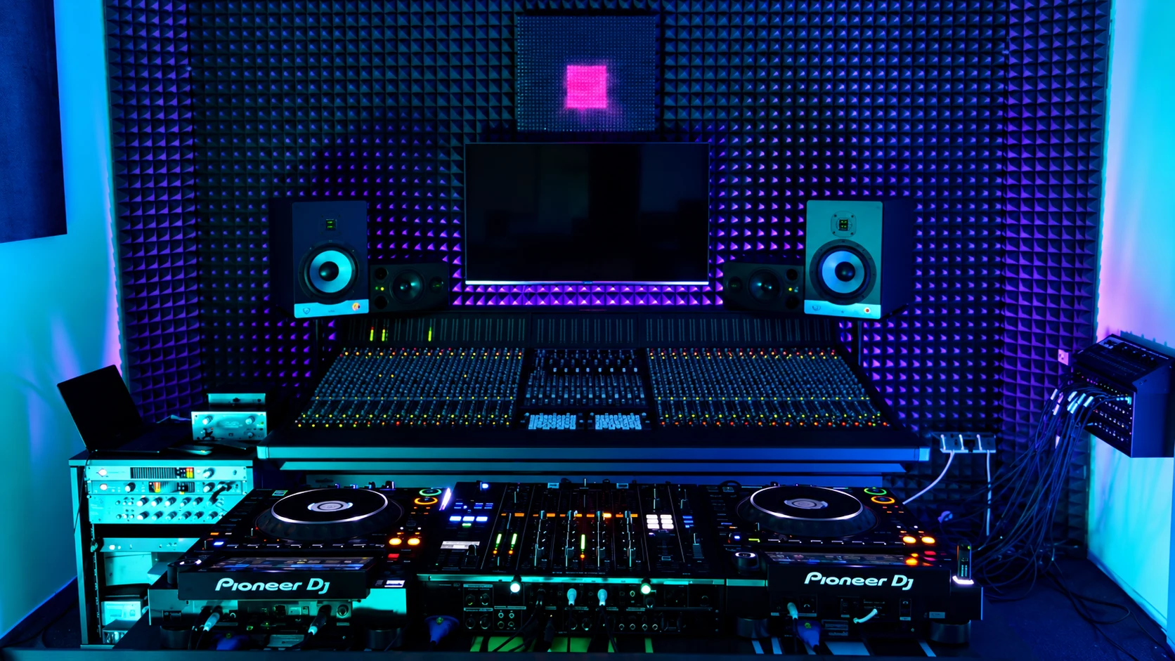 Wnętrze Wave on Wave Studio we Wrocławiu — konsoleta i odsłuch