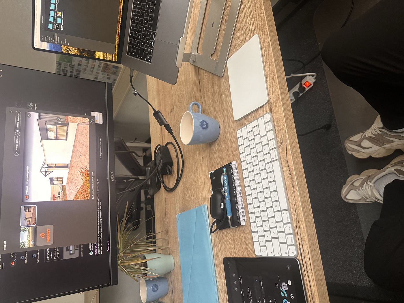 Bureau met werkplek in het eerste kantoor