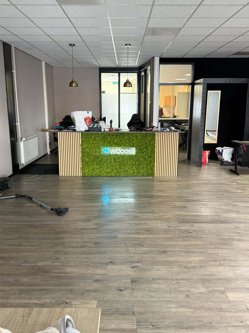De balie met het wboost-logo van mos aan de Friesestraat 67 in Coevorden