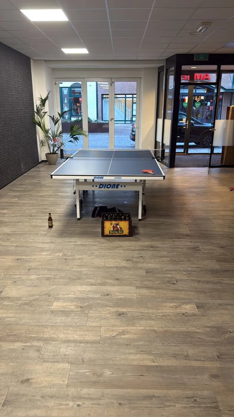 De tafeltennistafel bij de entree van het kantoor in Coevorden