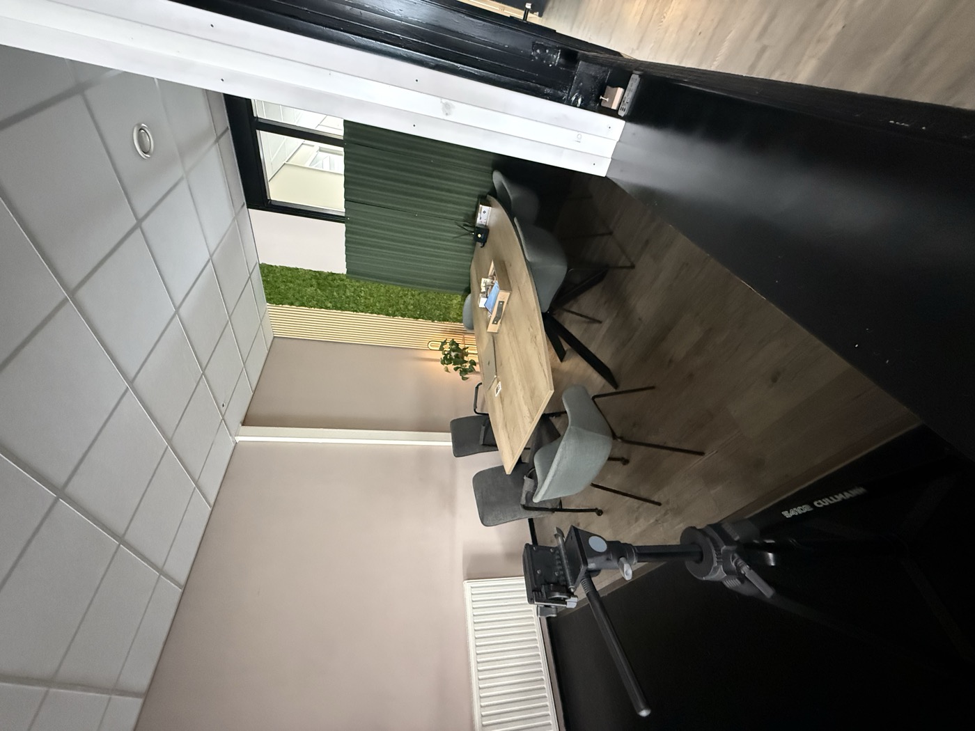 De vergaderruimte met groene wand