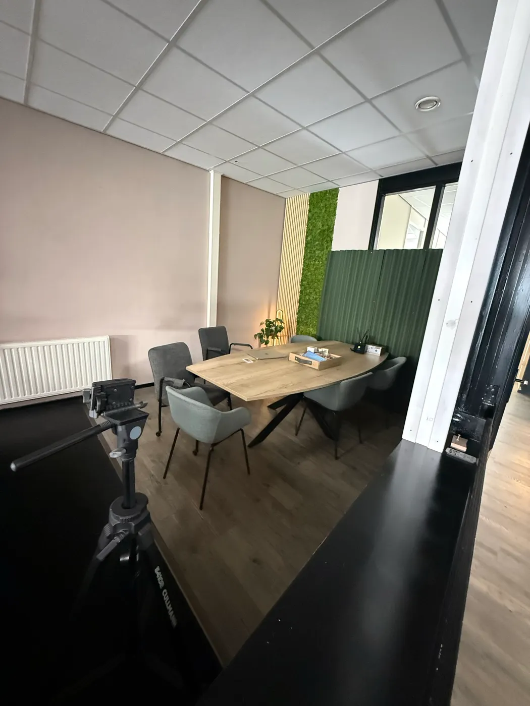 De vergaderruimte met groene wand