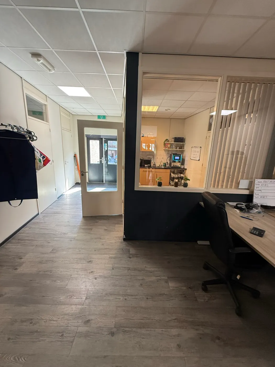 De gang met vergaderruimte aan de Friesestraat